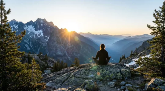 Vue panoramique d'une montagne au lever du soleil avec silhouettes pratiquant la méditation